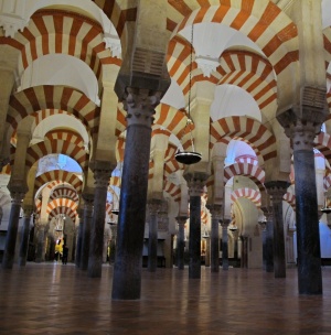 Mezquita-Catedrale de Córdoba - kostel obestavěný hromadou sloupů.