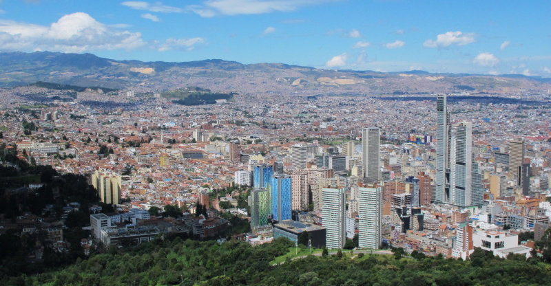 Bogota leží ve výšce přes 2500 metrů a čítá přes 8 milionů obyvatel. MHD je tvořeno pouze autobusy. Z kopce Cerro Monserate však město vypadá parádně.