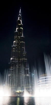 Fontána v Dubai pod nejvyšší budovou světa.