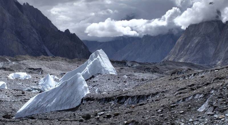 Ledové kry na ledovci Baltoro. Proč se nenaučit lezení v ledu právě zde, na severu Pákistánu ve výšce 4000 m.n.m.?