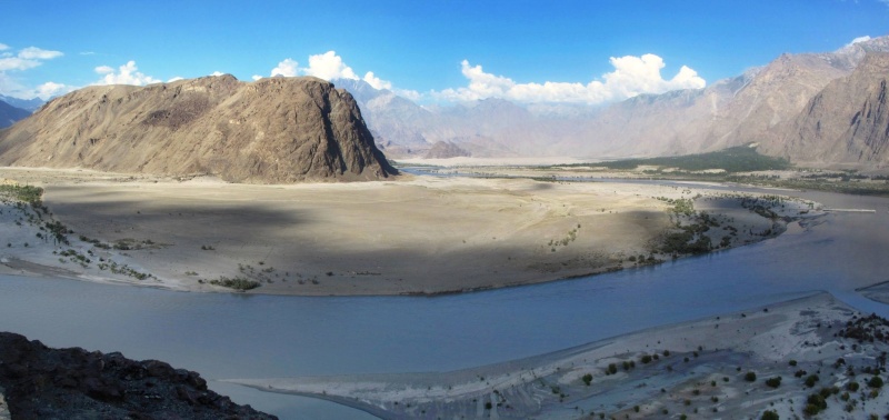 Pohled na řeku Indus z pevnosti Kharpocho tyčící se nad Skardu.