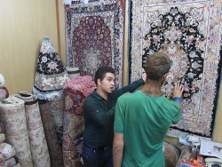 Bazar v Tabrízu - prohlídka perských koberců.