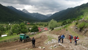 Albánská vesnička Vermoš, v dálce ještě Černá Hora.