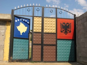 Brána do Kosova. Albánská vlajka zde jde vidět často.