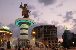 Jedna z mnoha soch ve Skopje. Tohle je tada zrovna ta jedna z největších.
