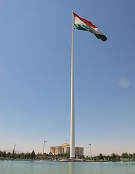 Dušanbe.Na obrázku je svého času nejvyšší stožár na vlajku na světě o výšce 165 metrů. Samotná vlajka má rozměry 30x60 metrů a váží 700kg.