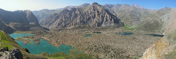 Kaskáda jezer končí největším Kulikalonem focena z vrcholku Taškent. Voda z ledovců se postupně ohřívá a v tom posledním se už dá i celkem koupat.