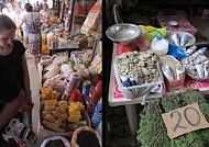 Bazar v Oši. Můžete si zde koupit třeba kameny.