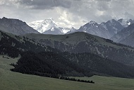 Karakol Peak, 5216. Za hřeben už nežije skoro nikdo, jsou tam jen hory.